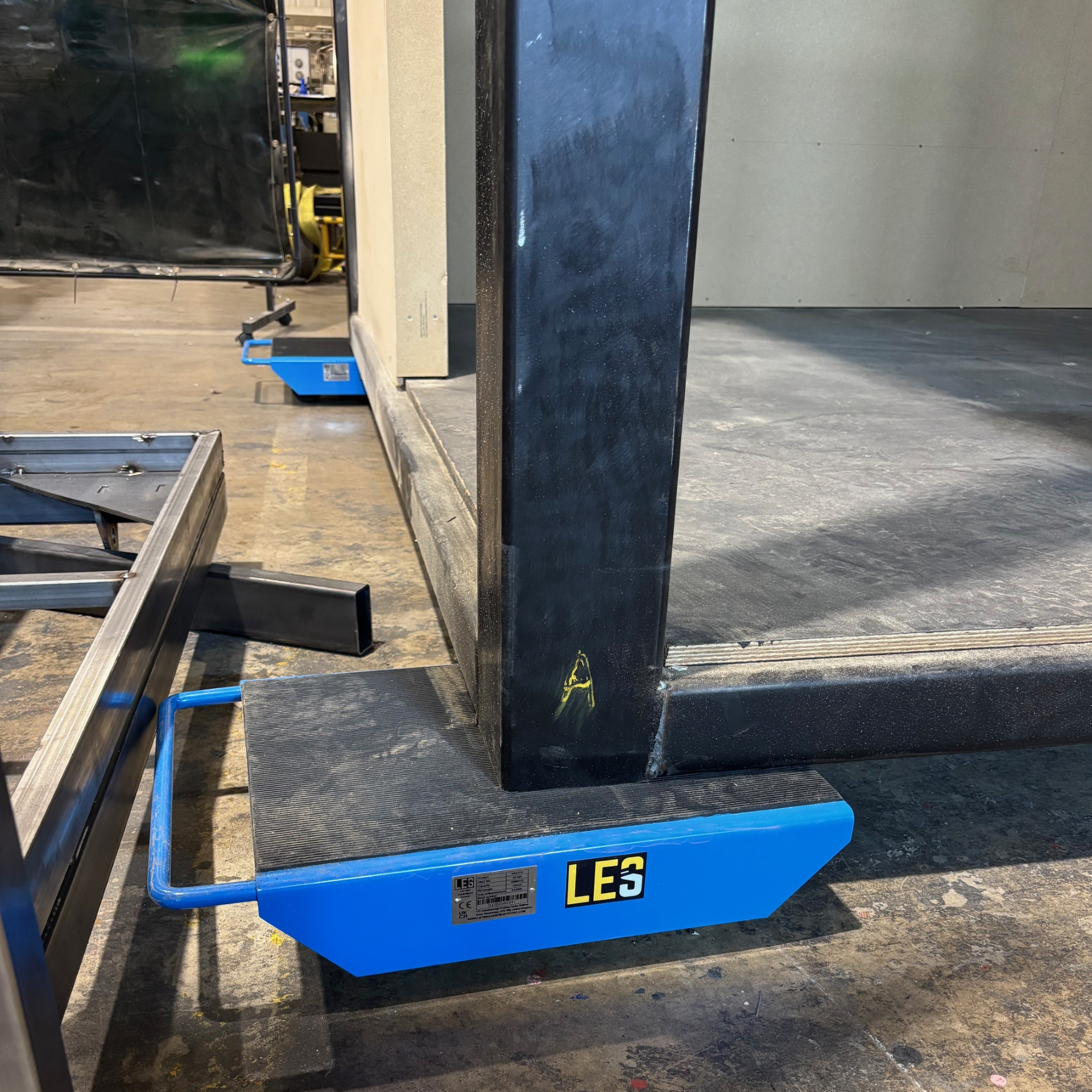 LES Steerable Moving Skate with Casters