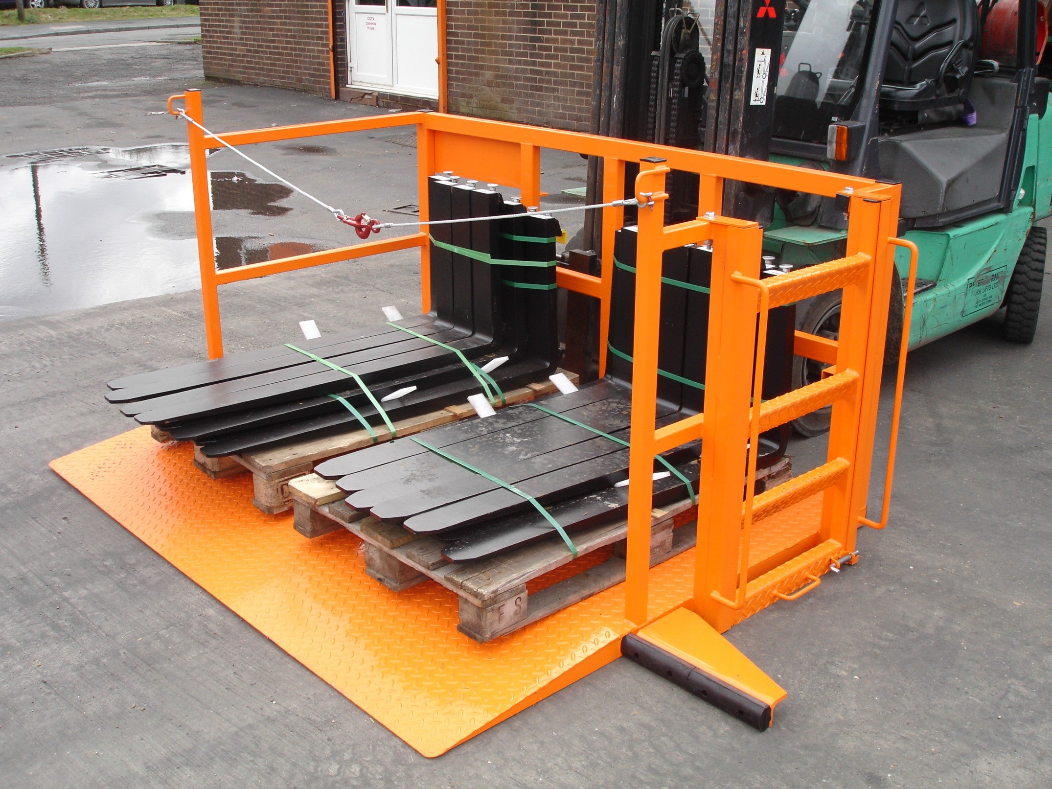 Forklift Container Unloading Platform