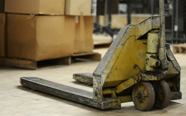 HOW TO CHOOSE THE RIGHT PALLET JACK FOR YOUR WAREHOUSE NEEDS