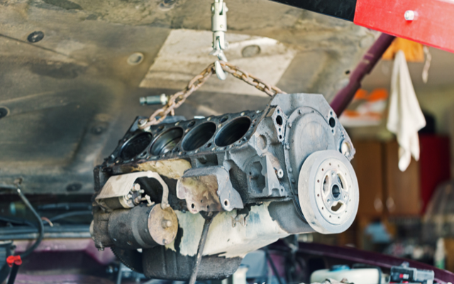 HOW TO CHOOSE THE RIGHT ENGINE CRANE FOR YOUR WORKSHOP