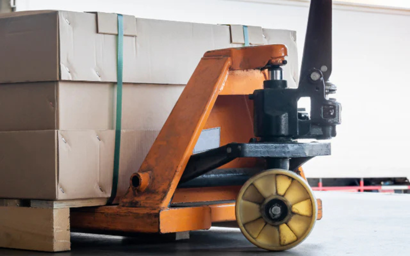 MANUAL VS ELECTRIC PALLET TRUCKS: WHEN IS IT TIME TO DITCH THE PUMP HANDLE? LES - Lifting Equipment Store®