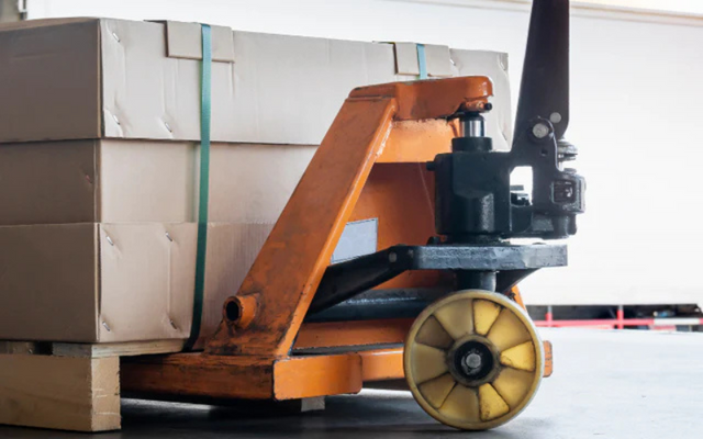 MANUAL VS ELECTRIC PALLET TRUCKS: WHEN IS IT TIME TO DITCH THE PUMP HANDLE?