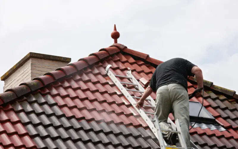 THE HIDDEN COSTS OF USING THE WRONG LADDER IN ROOFING PROJECTS LES - Lifting Equipment Store®