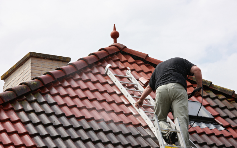 THE HIDDEN COSTS OF USING THE WRONG LADDER IN ROOFING PROJECTS LES - Lifting Equipment Store®