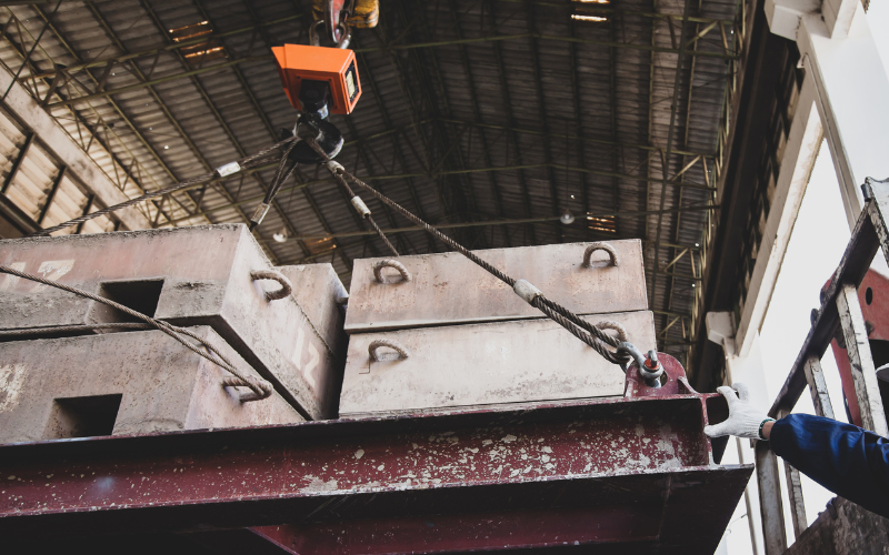 WHY CHOOSE AN ELECTRIC HOIST: KEY FEATURES & INDUSTRIAL BENEFITS LES - Lifting Equipment Store®
