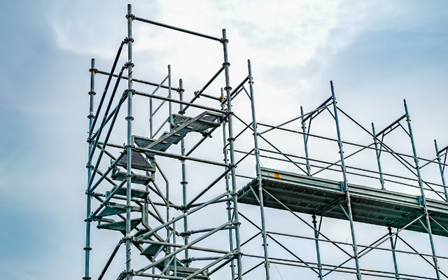 SCAFFOLD HOISTS VS MANUAL HANDLING: THE HIDDEN COSTS OF DOING IT THE HARD WAY