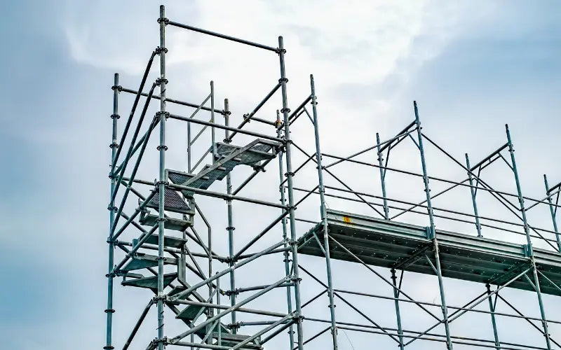 SCAFFOLD HOISTS VS MANUAL HANDLING: THE HIDDEN COSTS OF DOING IT THE HARD WAY LES - Lifting Equipment Store®