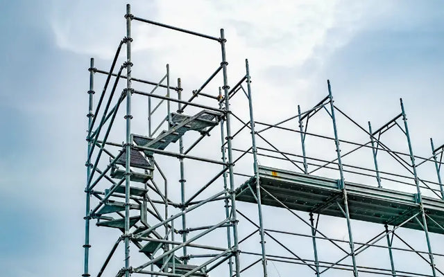 SCAFFOLD HOISTS VS MANUAL HANDLING: THE HIDDEN COSTS OF DOING IT THE HARD WAY LES - Lifting Equipment Store®
